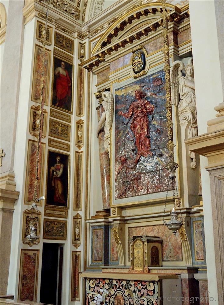 Milano - Sacro Cuore in ceramica di Lucio Fontana (1956) in San Fedele